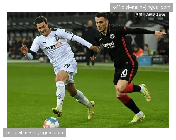 实时：法兰克福 vs 门兴，比赛因球迷向场内投掷烟雾弹中断十分钟