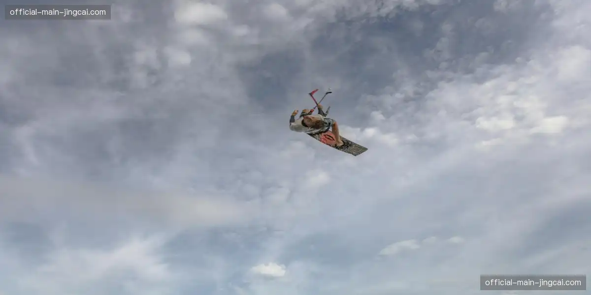 📸 父亲肩上看球孩童，传承从此刻开始，视觉冲击震撼心灵！👨👦